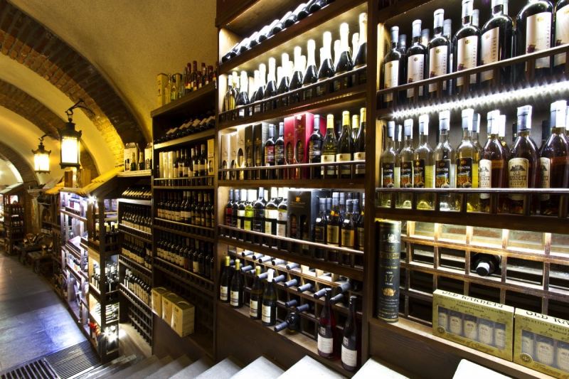 bar-BOUYON-min_world_street_travel_shop_canon_georgia_wine_bottles-429767